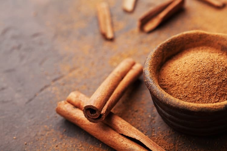 cinnamon sticks and cinnamon powder