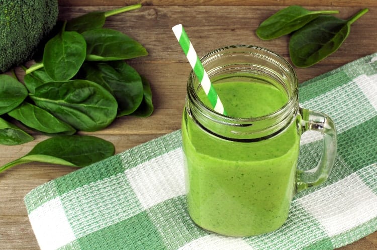 green smoothie and leafy greens showing how to stop collagen loss 