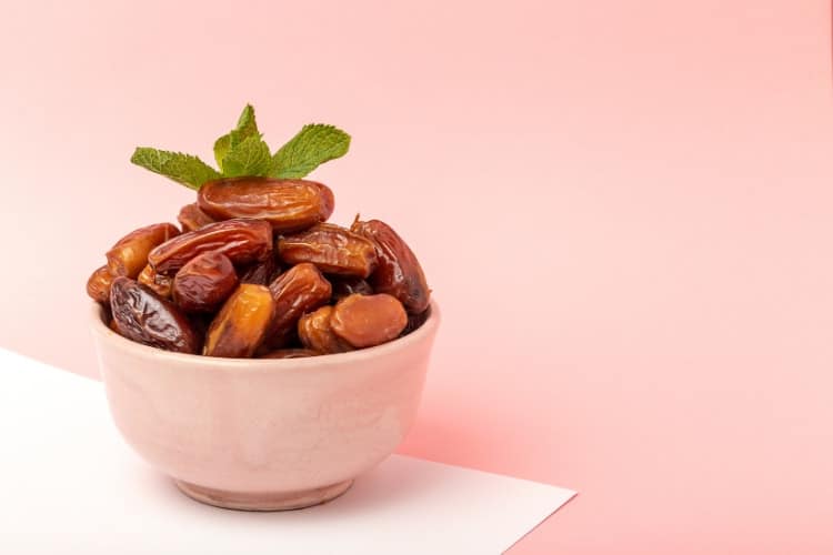 eating dates for iron deficiency