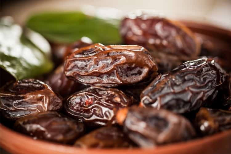 how many dates should you eat per day for iron deficiency