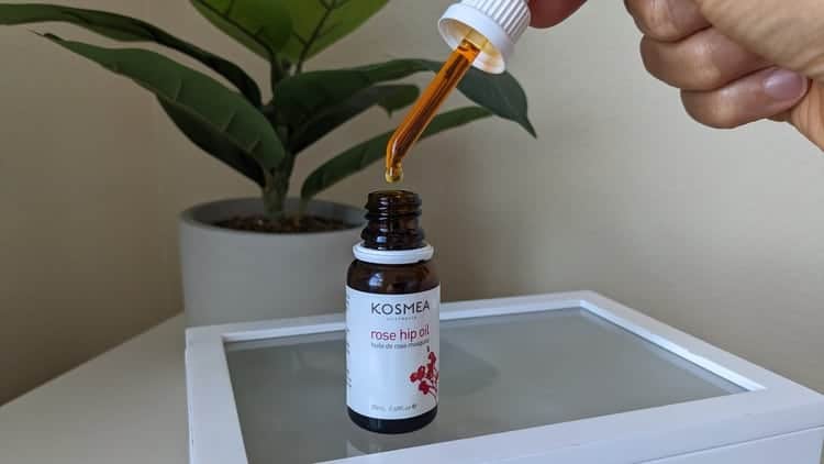 closeup of kosmea rosehip oil