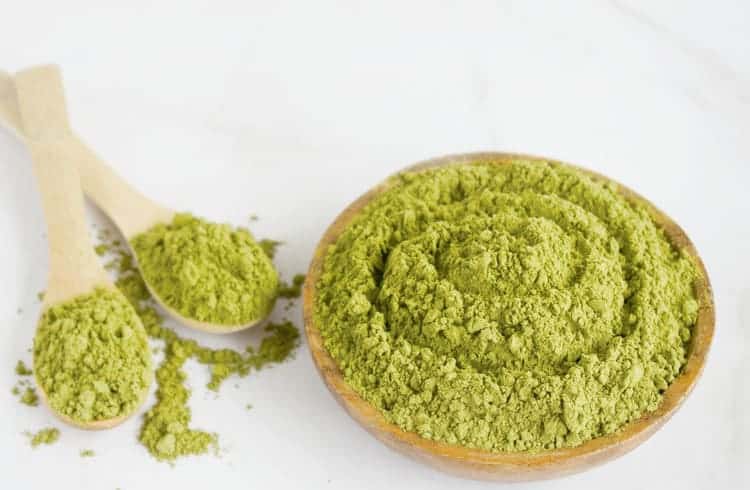 moringa powder in spoons and bowl